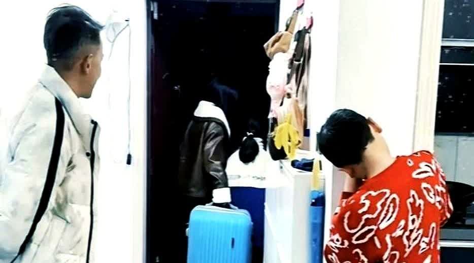 女子被老公家暴十几年，为了孩子死活不离。

有天问15岁儿子："要是你爸再动