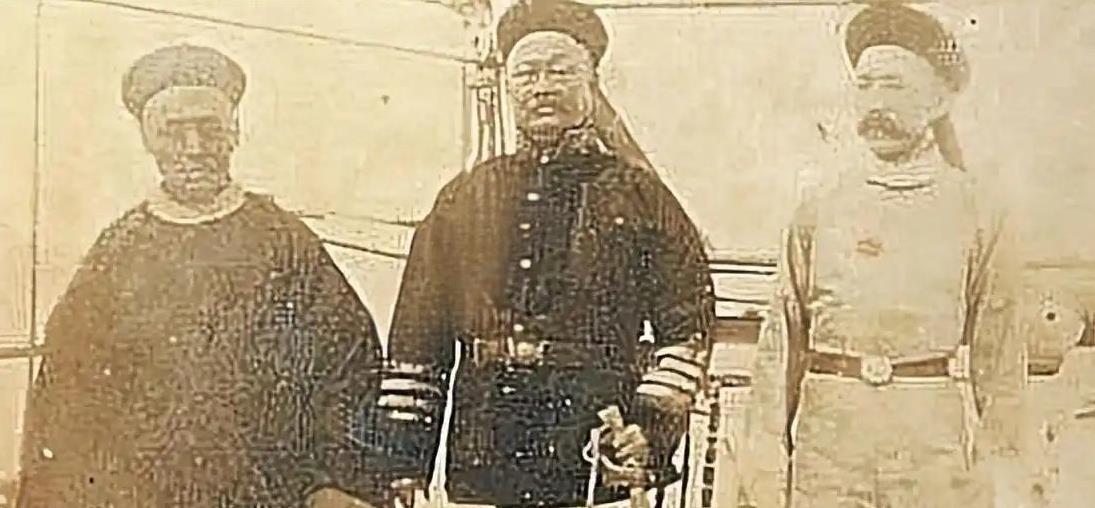 丁汝昌战败后，拒绝投降，在将提督大印截角损毁后，吞食鸦片自杀。死后，朝廷却未就此