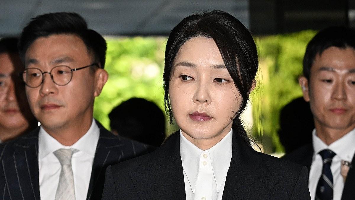 韩国前国母马上要开庭了！估计20年待在牢里了！出来70多岁吧。。。
因涉嫌各种嫌