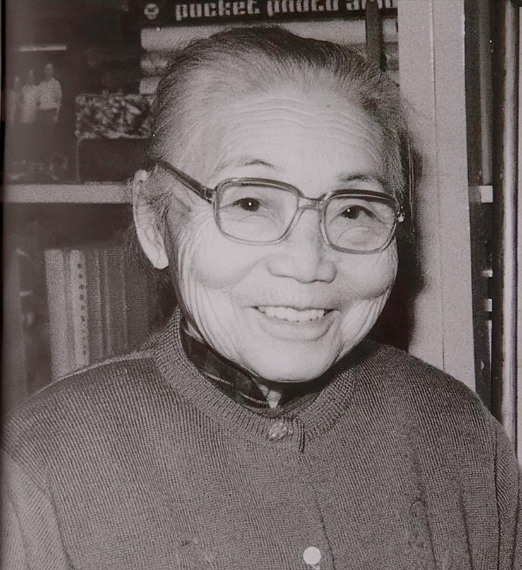 1925年，苏州豪门潘祖年支走旁人，叫来20岁的孙媳，对她说：“守寡两年，委屈你