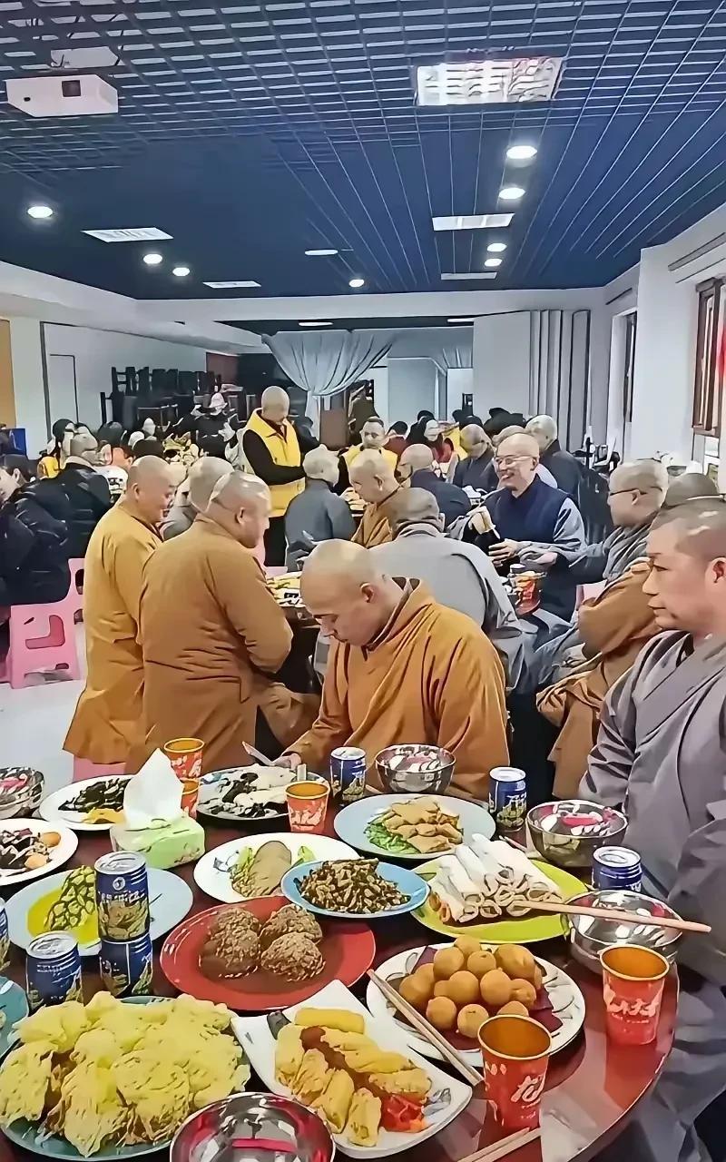 只怕是他们再也不能说自己是“贫僧”了。
就这伙食水平，一般人二般人都比不了，别说