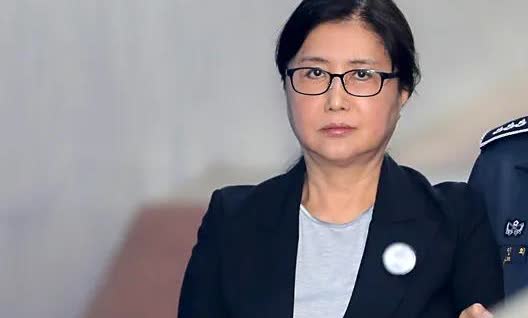 韩国保守派评论人建议李在明特赦崔顺实，他给出理由是崔顺实已经服刑十年，该得到的惩