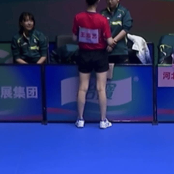 莎莎眼神暗示：怎么不站起来给添艺加油？莎莎情绪价值拉满 双打的时候在热身都还提醒