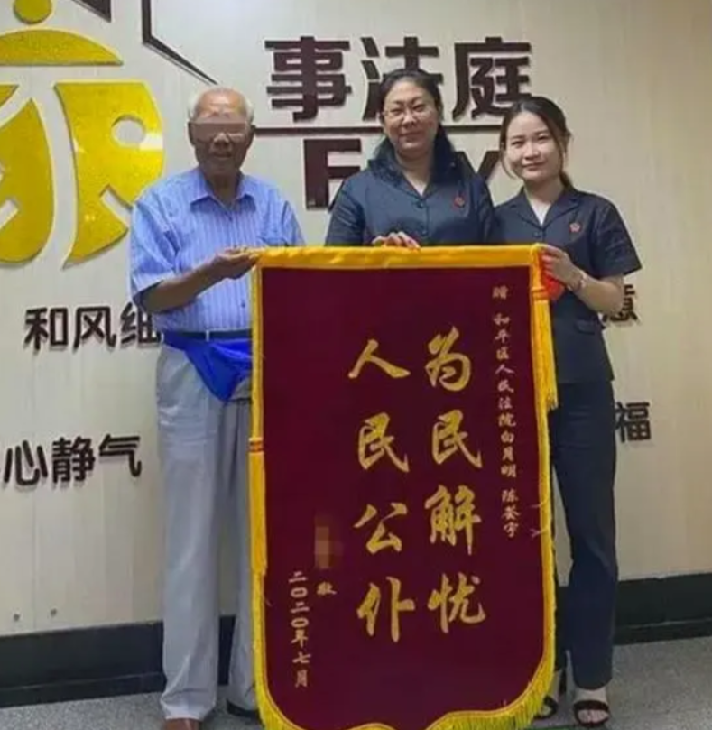 2020年，一对天津八旬老夫妻，竟然在结婚57年后离婚了！更离谱的是，他们连菜刀