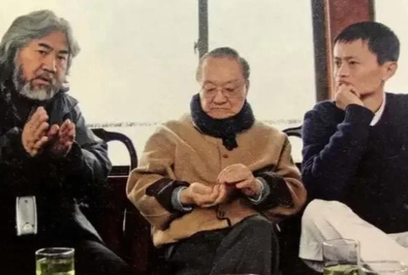 2000年，马云听说张纪中要拍《笑傲江湖》，于是请张纪中吃饭，在饭桌上提了一个请