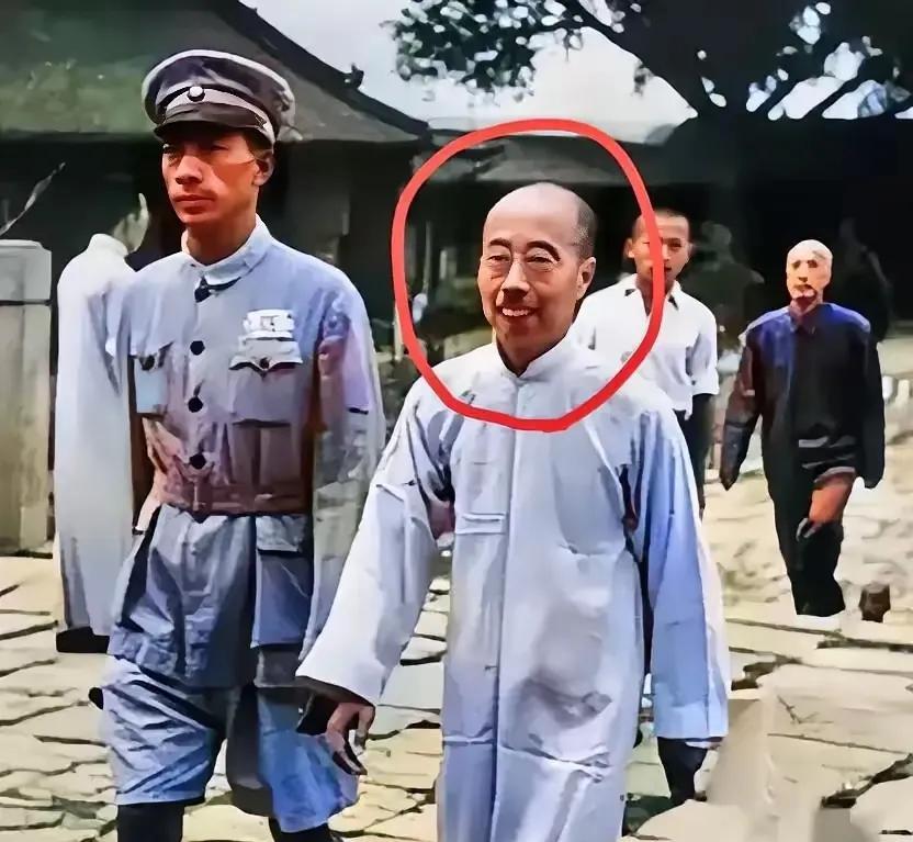 一张老照片，拍摄于1949年的南京老虎桥监狱，大家看看穿着长衫大步流星向外走去的