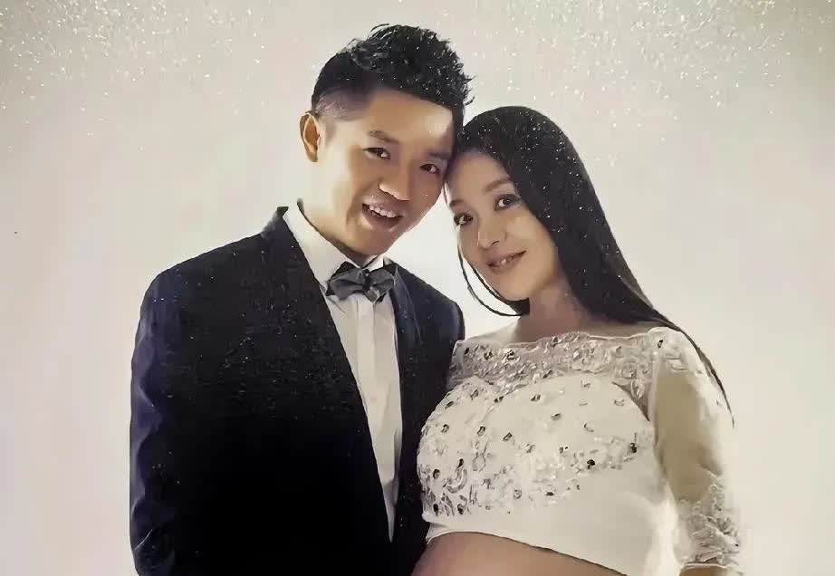 曾毅老婆估计后槽牙都要咬碎了，

自己翻来覆去想了一晚上，

怎么就没让