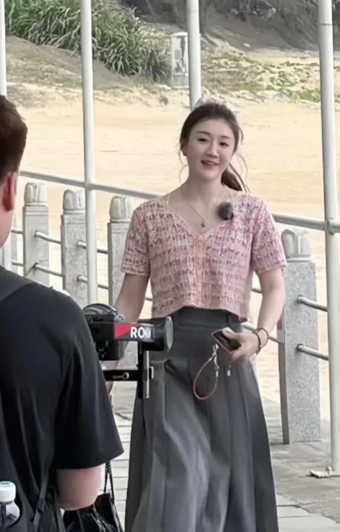 我表姐说她亲眼见过陈梦
感觉和赛场上的判若两人
线下的陈梦原来是那么鲜活可爱
电