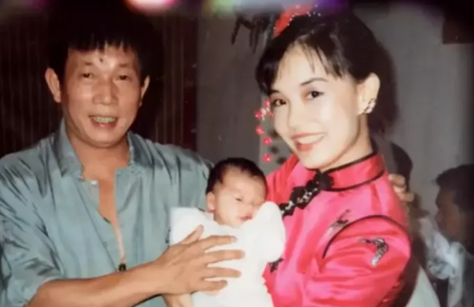 2001年某晚，香港著名武术指导刘家良思妻心切，于是决定夜袭回家，给妻子一个惊喜