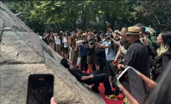 论朱一龙的失落感[笑哭]
他会找谁算账去？是找民国年间的迟瑞还是找抗日战争时期的