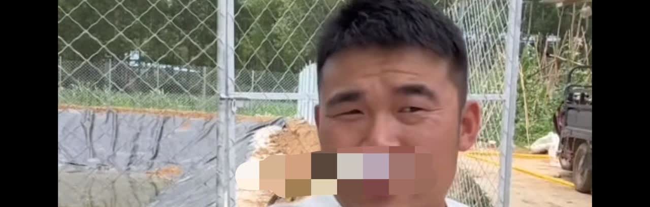 阿杜父亲有小儿麻痹，后来因为心脏病去世
阿杜说他的童年都是黑暗的，自己的亲生父