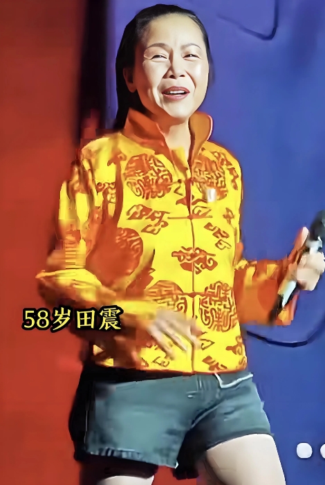 58岁田震复出造型惊变广场舞大妈，网友痛呼：还我摔话筒女王！”

当58岁的田震