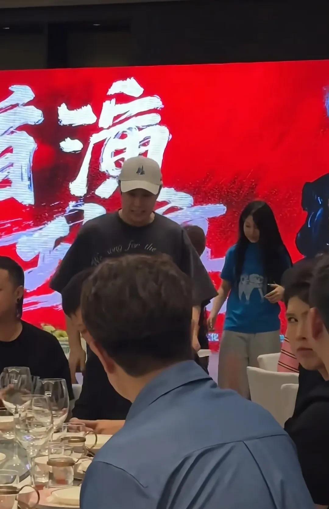 小沈阳一家三口现身演唱会庆功宴，一家三口共用一张脸！
小沈阳很活跃，跟前来捧场的