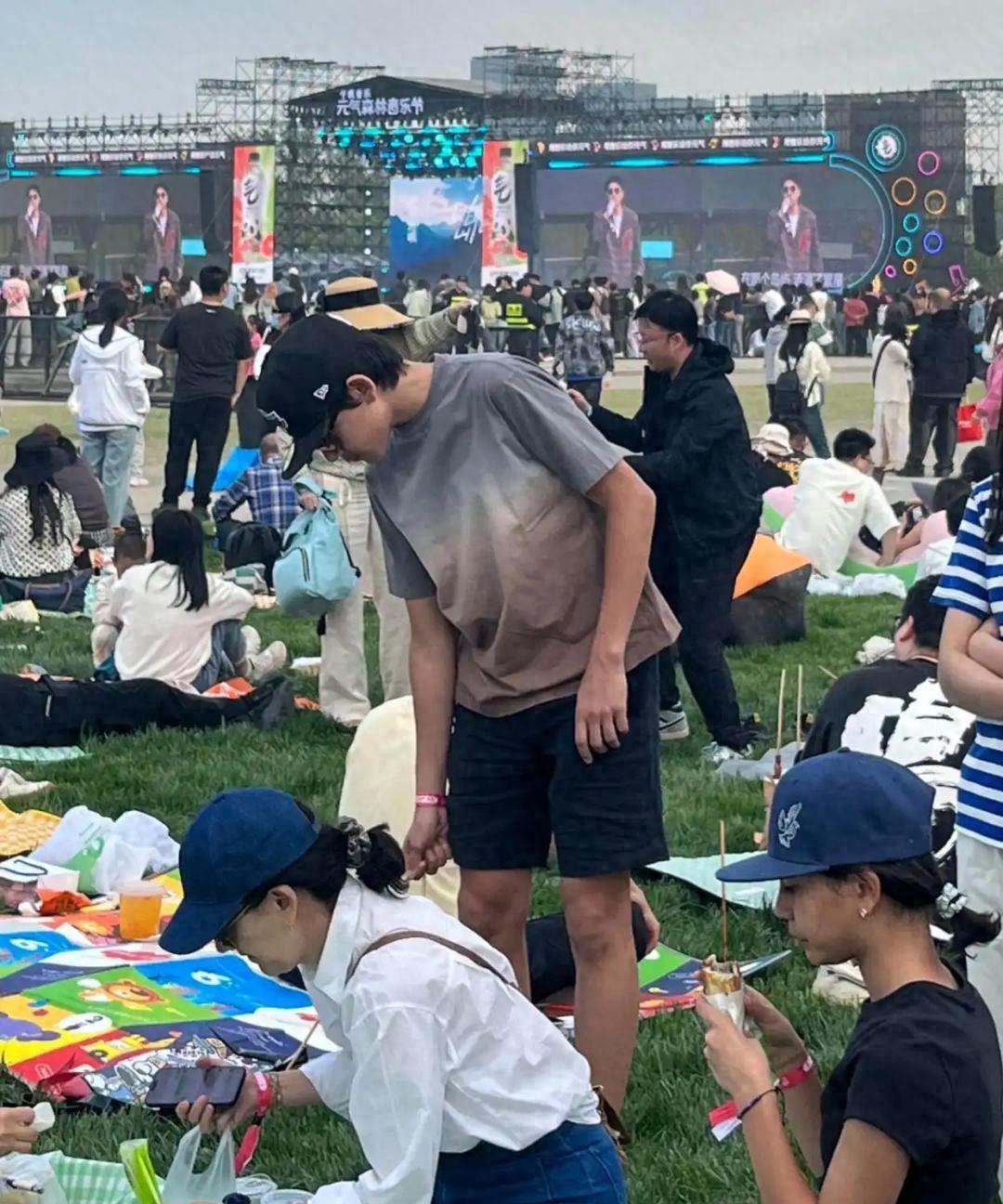 安娜携子现身音乐节野餐！14岁诺一窜高逼近1米8，霓娜蜕变高冷“猫系少女”
五一