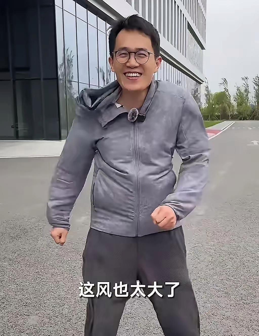 王腾辞职了，没人替他高兴，都在盯着他那辆SU7。
以前他是小米高管，开SU7是给