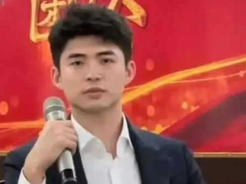 杨采钰挺孕肚现新恋情，男友帅气背景不输陈金飞