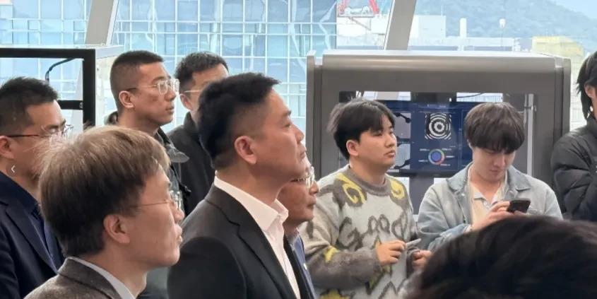 3月17日，消失好久的刘强东突然在香港科技大学冒头了。 网上传出来的照片里，他穿