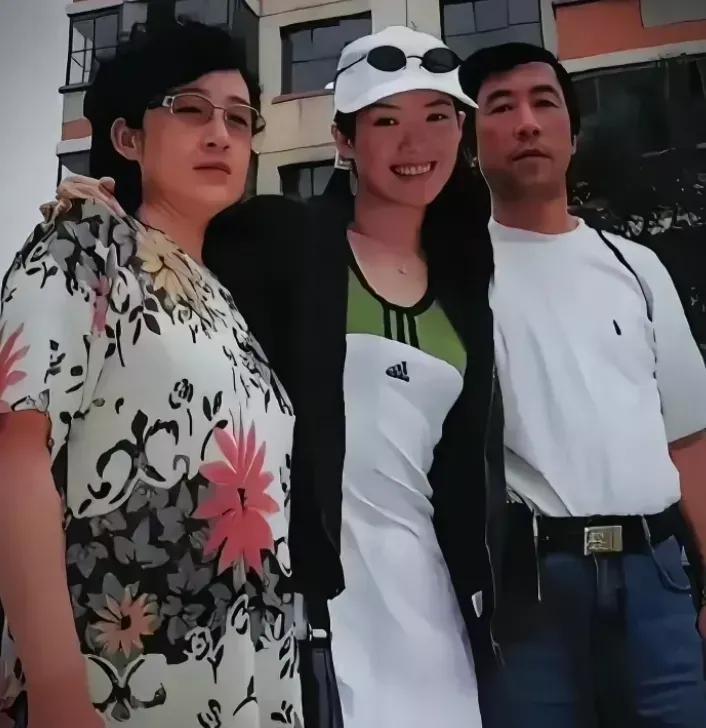 1998年，章子怡与父母亲在一起，温暖又温馨，其乐融融，合影留念，美好的回忆！