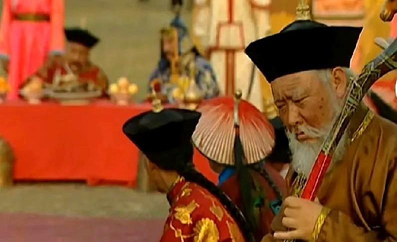 《雍正王朝》这部电视剧，在拍摄的时候，是多么缺演员。
十爷演着十阿哥，还要跑到大