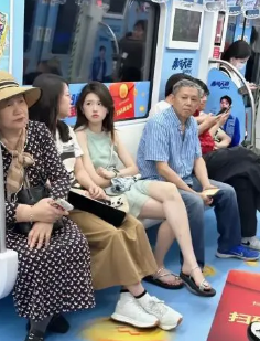 大爷，别看了，这三个你都伺候不了