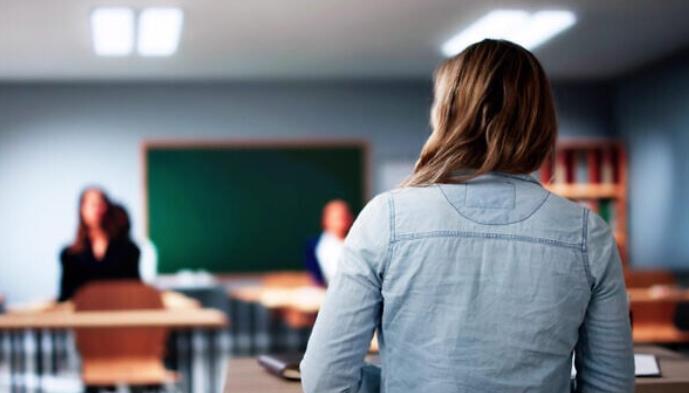 以色列女老师同时与两名学生发生性关系
被开除
据悉，这名未被透露姓名的女教师在经
