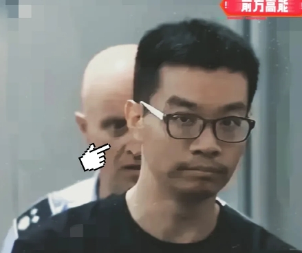 “查内鬼，抓间谍，当务之急！
 7月3日，上海的科技人才徐泽伟”
夫妻二人赴意大
