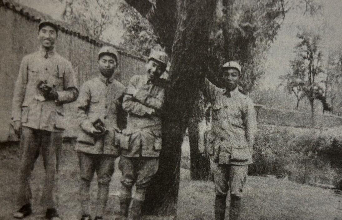 1938年，徐向前与一一五师东进抗日挺进纵队负责人在南宫的合影。左起：徐向前、符