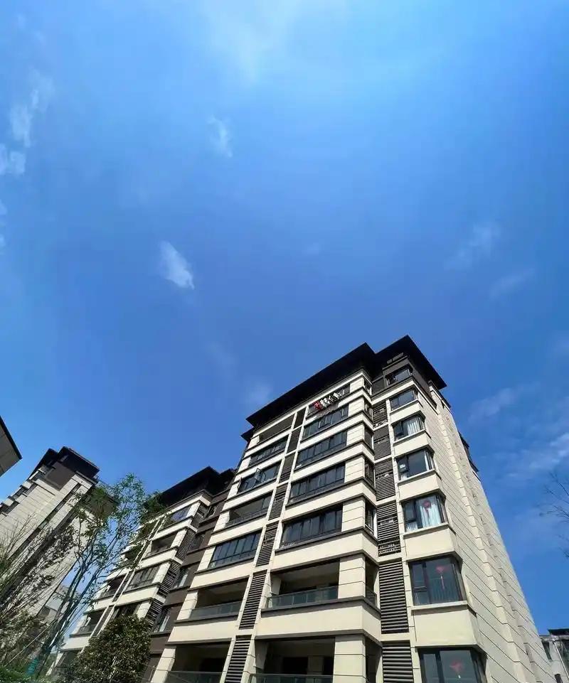 “这是欺诈”，2025年，杭州，一女子花760万买了一套二手房，入住一年后，邻居