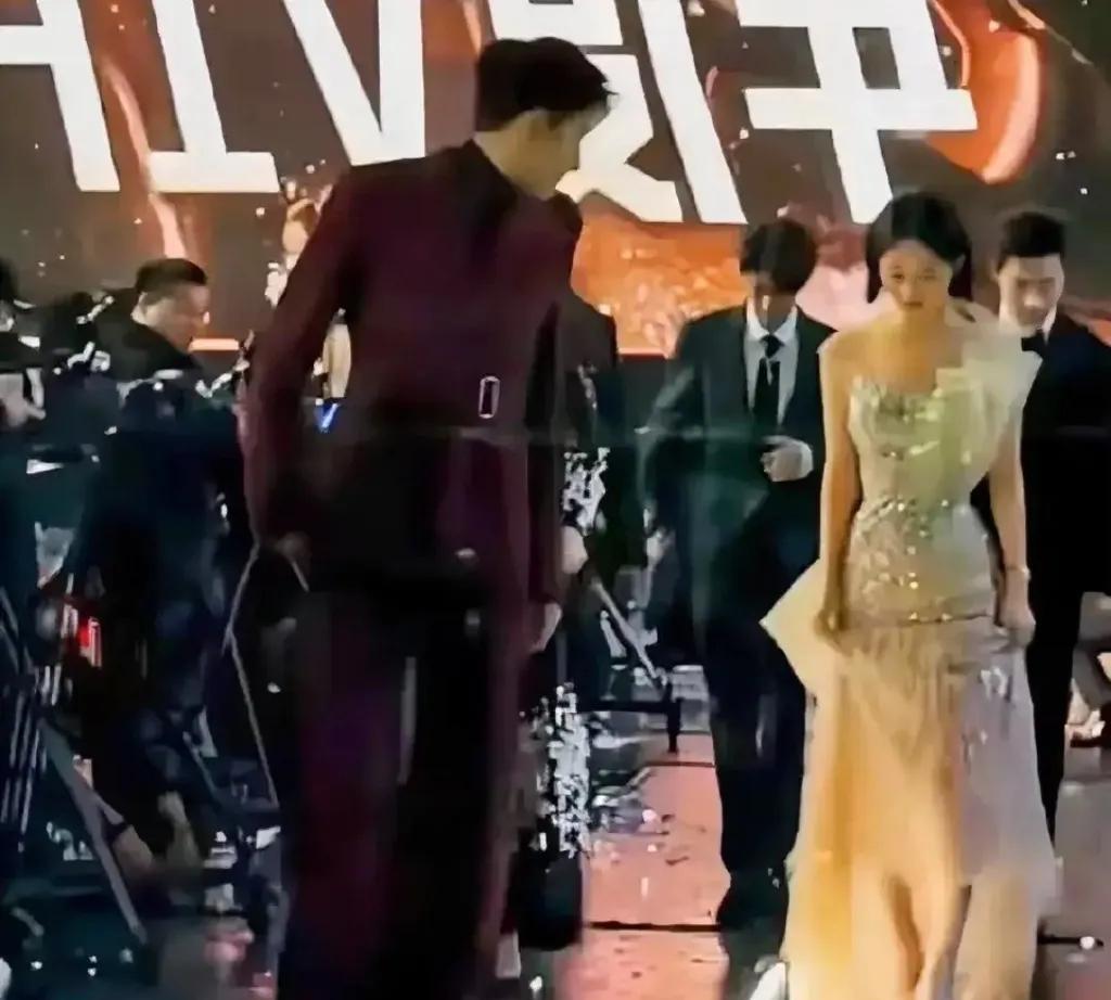 不藏了，赵丽颖回娘家，没有官宣胜似官宣，太甜了！
赵丽颖与林更新的互动引发了网友