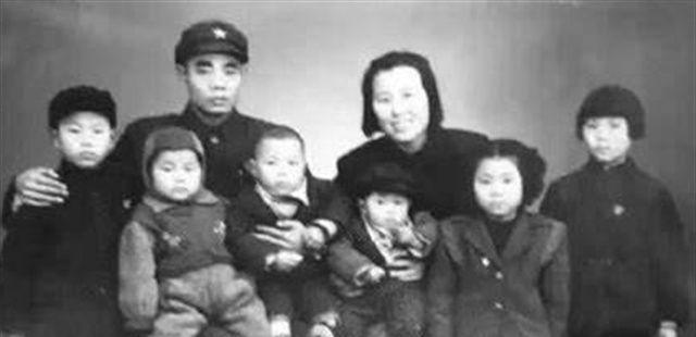 1955年，沈阳军区参谋长家孩子多，衣服实在不够穿了。恰巧老战友送了1顶报废降落