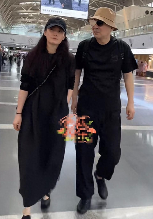蒋勤勤现身机场，走路气哄哄似在赌气，陈建斌跟身后像犯错的小孩
在娱乐圈中，陈建斌
