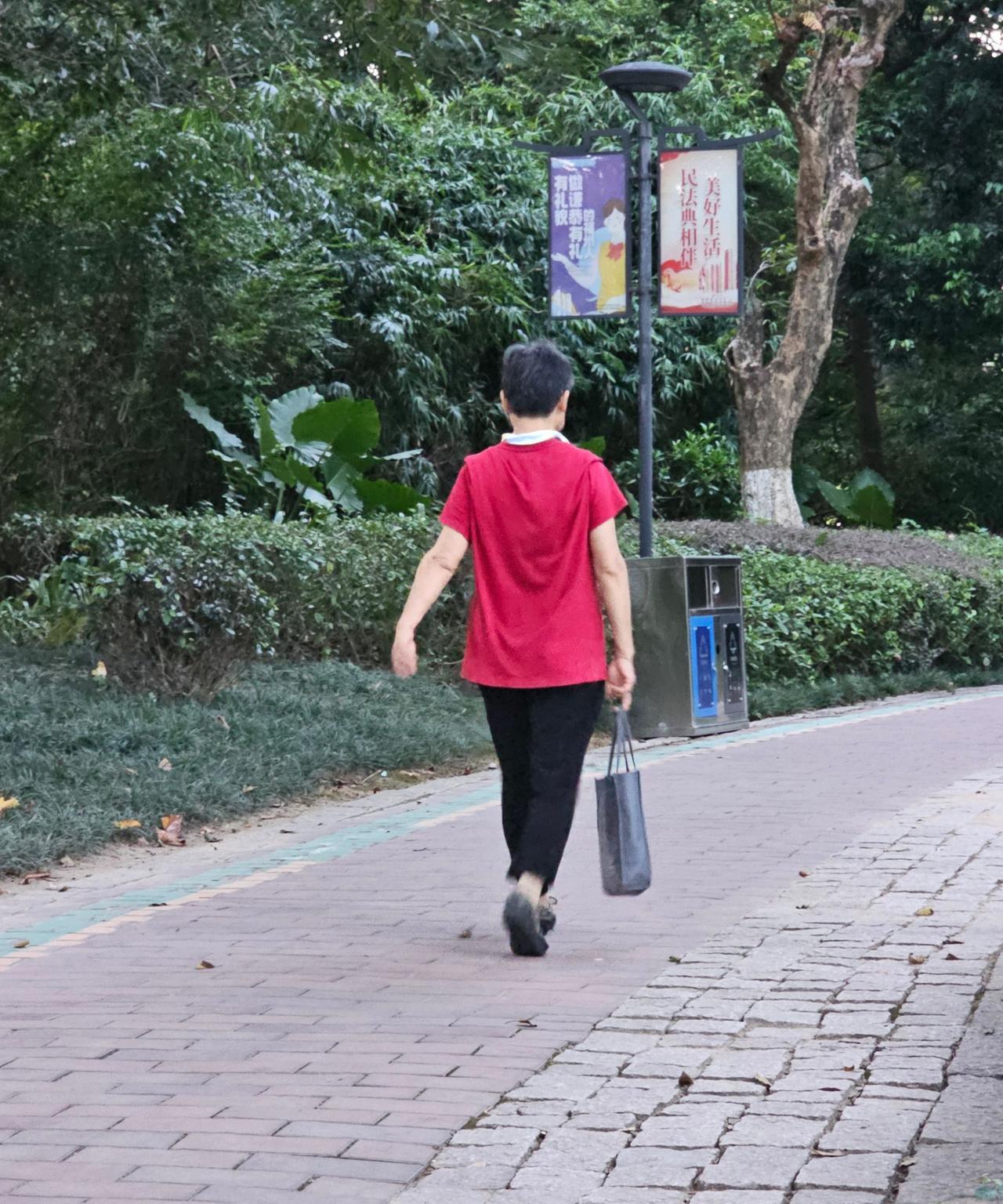 年龄大了，真得学会适时闭嘴。
前几天去女儿家，她自从被裁员后一直在家休息，还没开