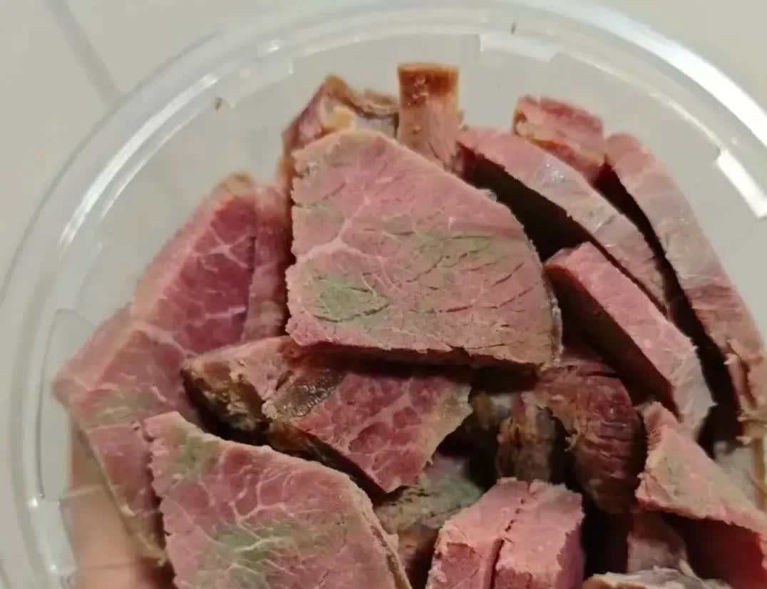 湖北，一名女子下班后在熟食店买了一盒牛肉，回到家后，她正准备吃的时候，却发现这些