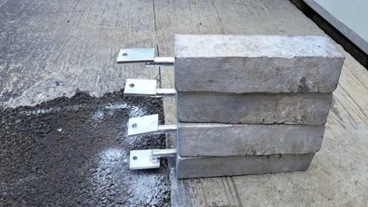 低温环境下哪种阳极的合金稳定性更优？