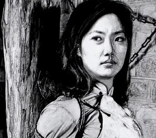 1939年，女战士肖影在日军阴冷的地牢里被酷刑折磨得神志不清，突然，一个汉奸上前