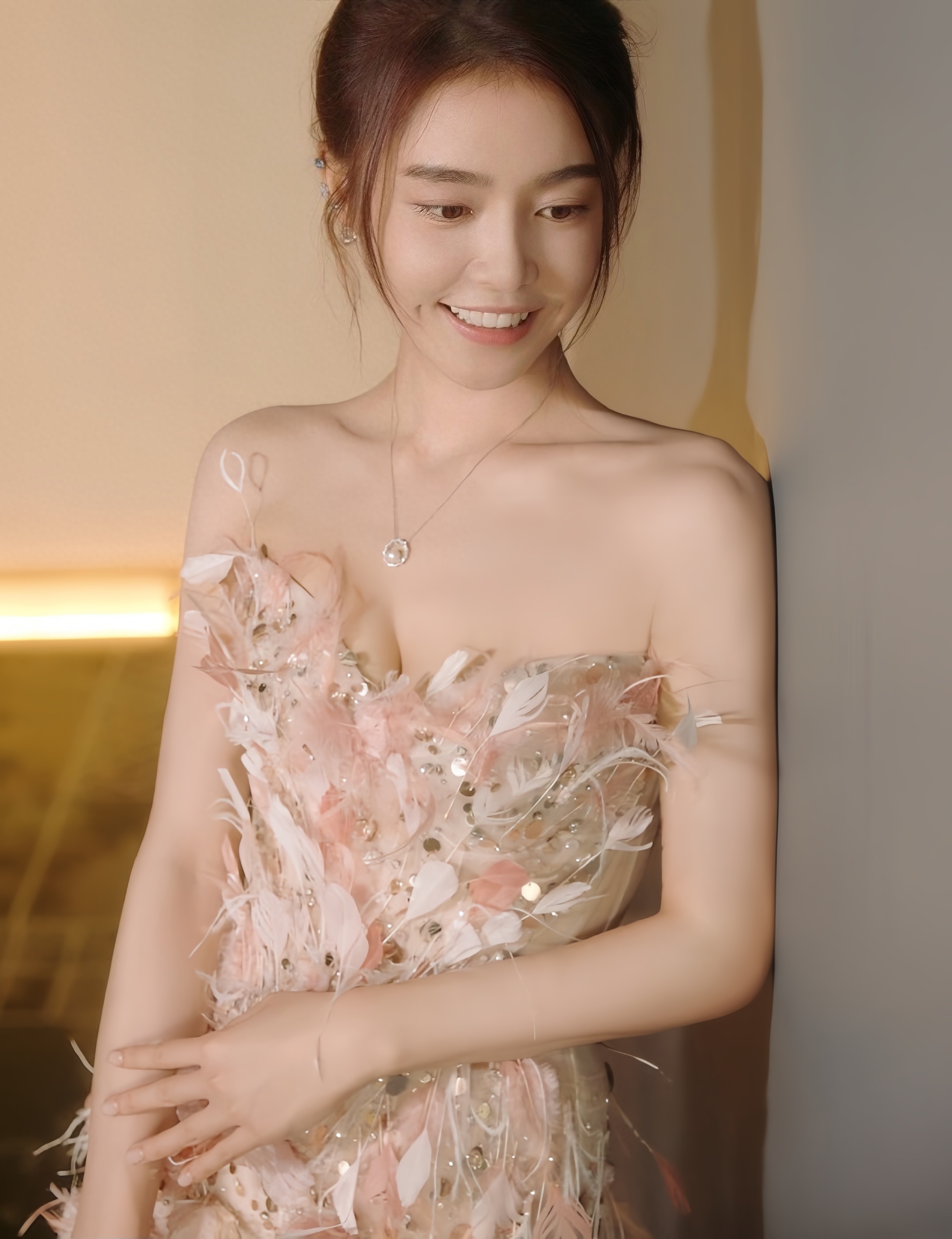 酒窝女孩曾梦雪满脸弹性营养，性感甜美风!