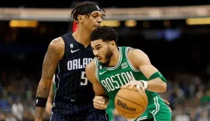 强弱悬殊。
希望全部放在了勇士和火箭的身上了。
今天NBA一共有四场季后赛开打。