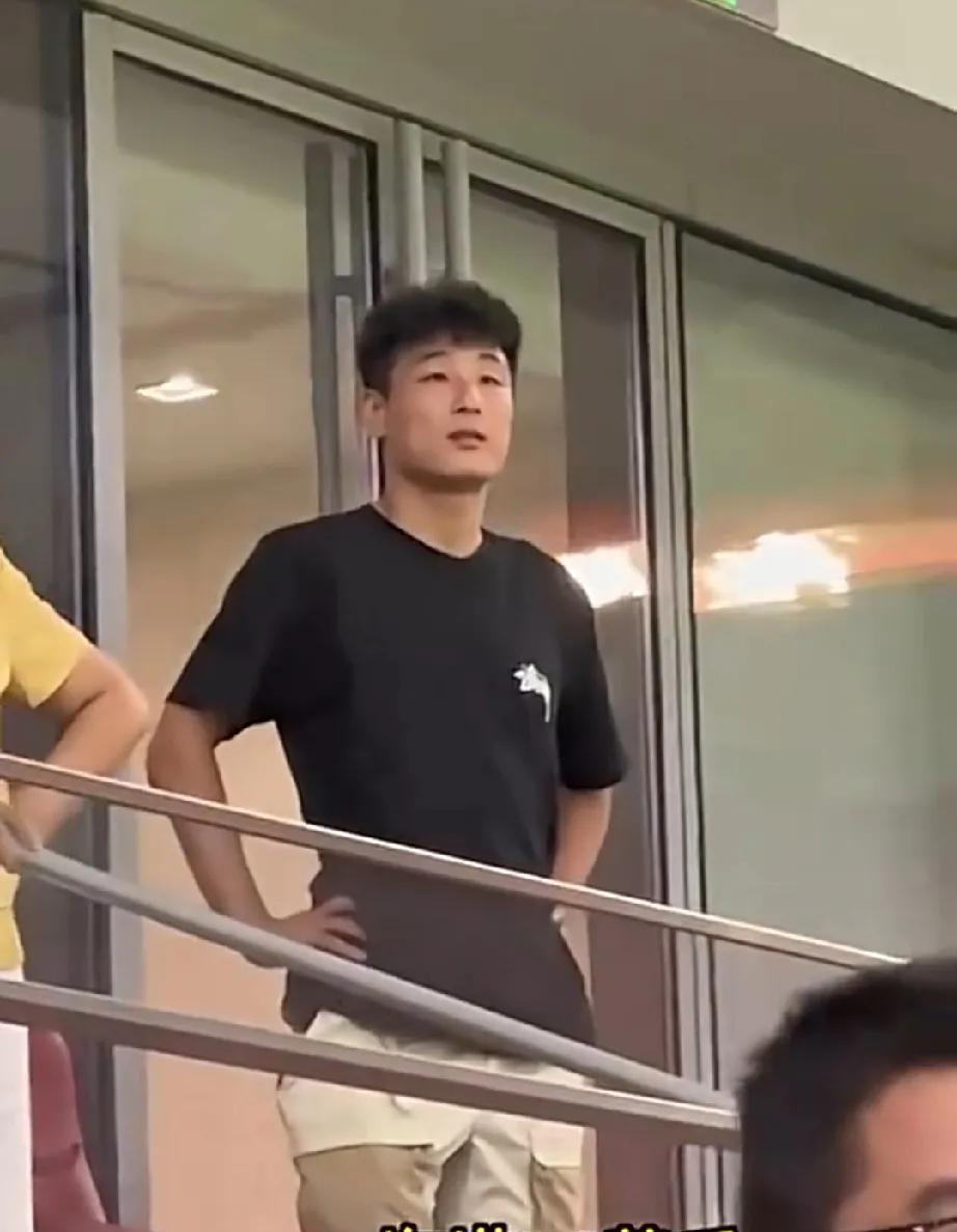 面对自己的球队0:3不敌日本球队，在包厢观看比赛的武磊被球迷拍到表情非常无语，可