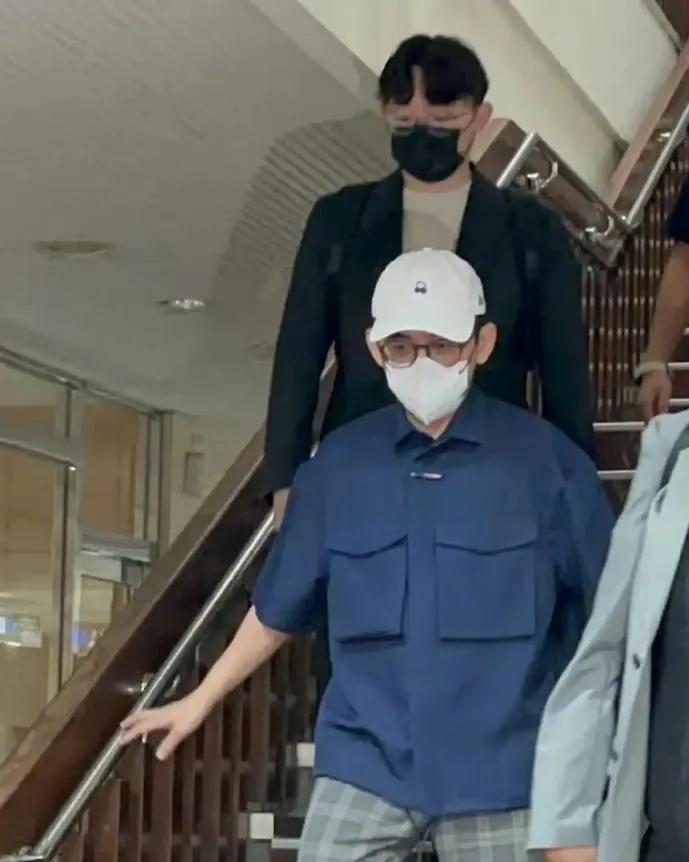 黄子佼案二审开庭，居然妄想翻供！
硬盘中的2259部关于未成年人的非法影片，他仅