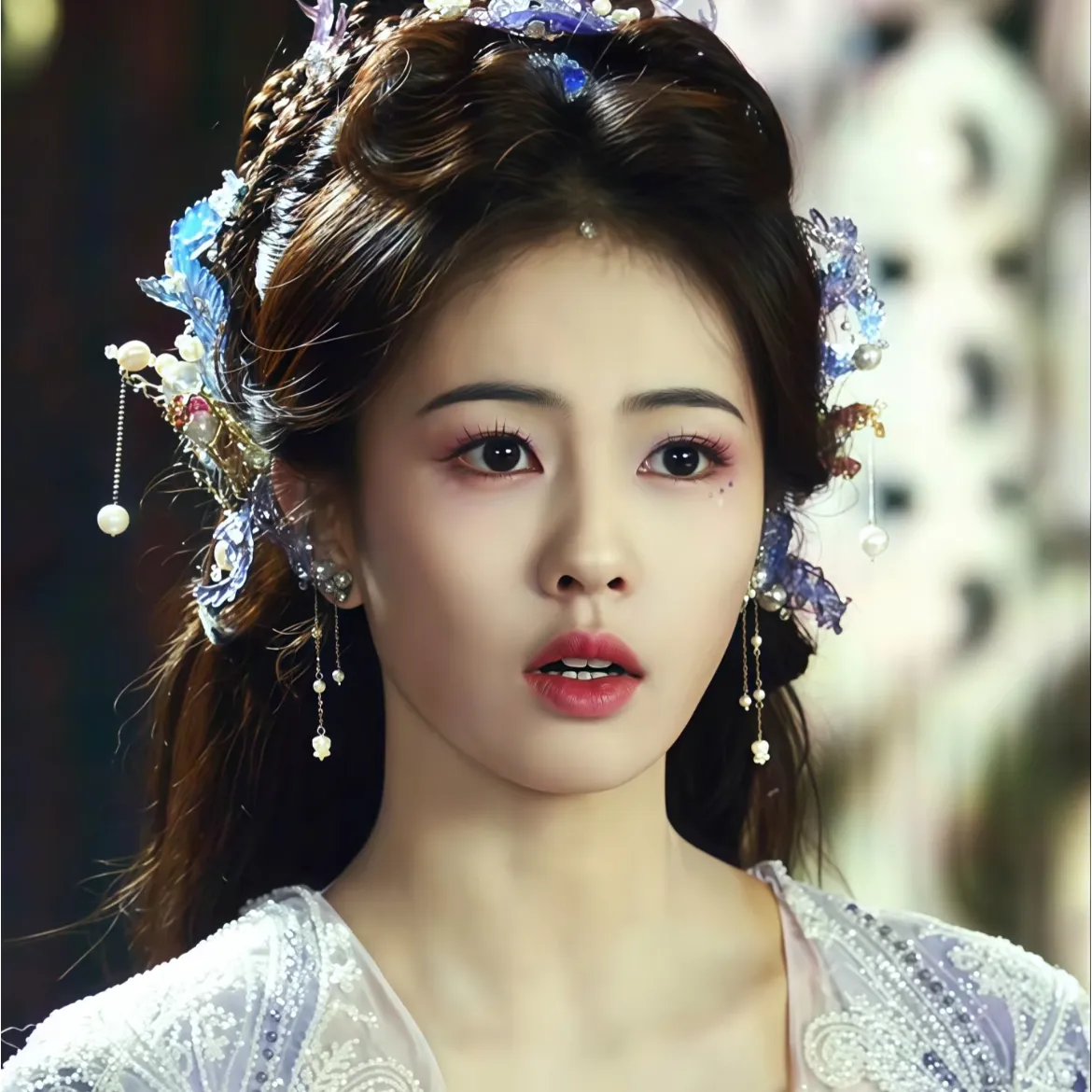 白鹿身上有一个很奇怪的点，
大家发现了没有？
虽然她已经演了很多女一号了，
每一