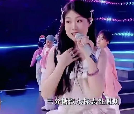 小沈阳的女儿沈佳润在大湾区晚会上，全开麦唱歌，全程声音颤抖，没有垫音，看得出她很