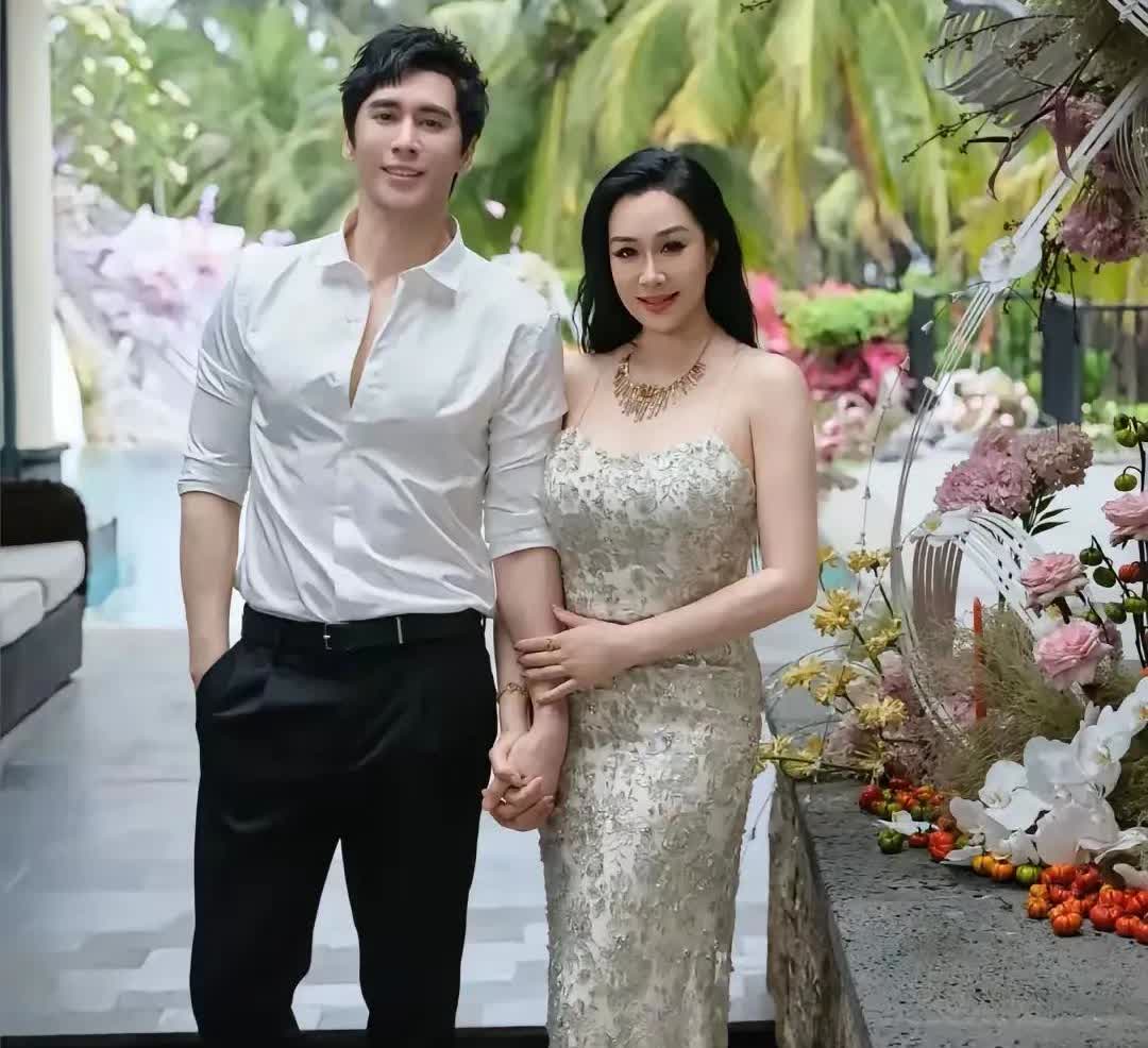 这是钟丽缇和张伦硕在海南刚刚拍的结婚9周年的婚纱照，让很多人都相信爱情吧！
年