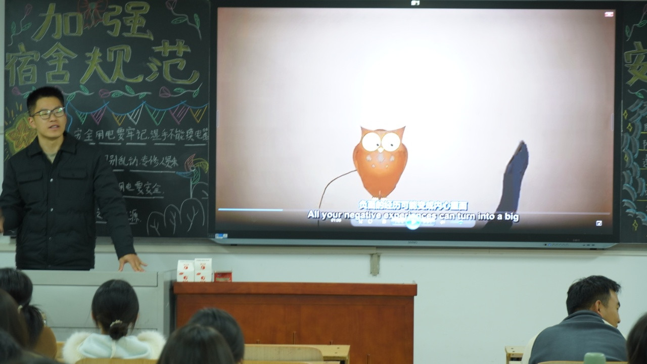 文学院开展“加强宿舍规范，强化安全教育”主题班会