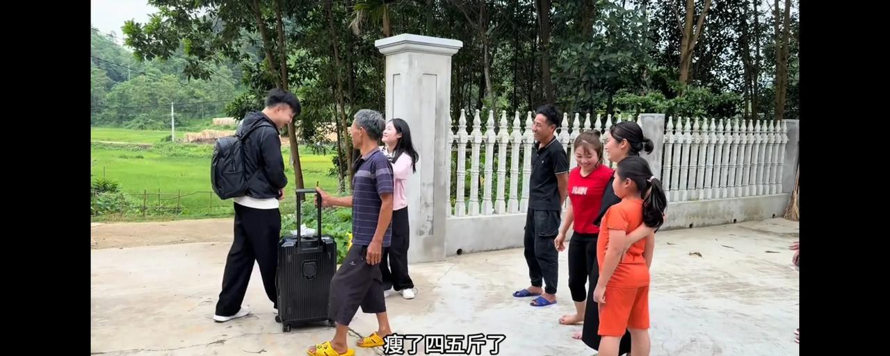 小松和秋秋时隔一个多月再次回到越南，越南老丈人开心的杀鸡款待，比对待自己亲儿子还
