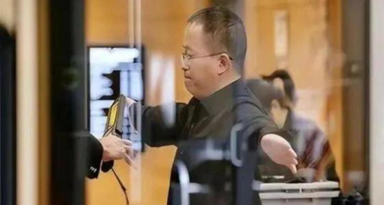 中国顶级芯片专家惨遭美国设圈陷害！2015年，芯片顶尖人才张浩，前往美国参加学术