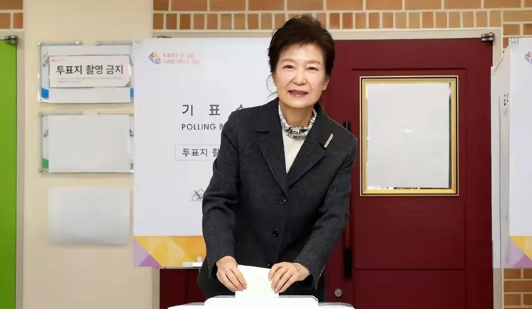 李在明好悬！愿认为朴槿惠是当时文在寅特赦的，她即使不支持自己，起码不会走到反对自