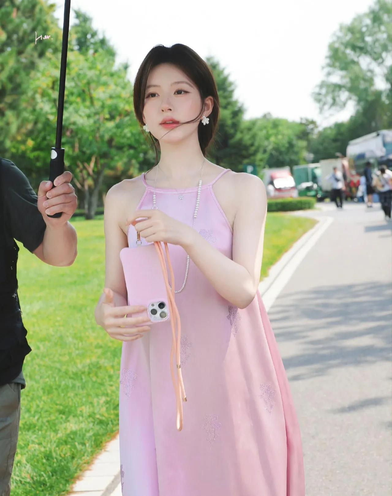 露思独美就够迷人啦，不必过多牵扯其他~ 大家可以把目光更多放在她的新剧《许我耀眼