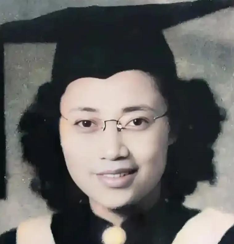 1950年，台湾一名女地下党在宿舍被捕，临走前祈求，让她拿件衣服，敌人轻蔑的答应