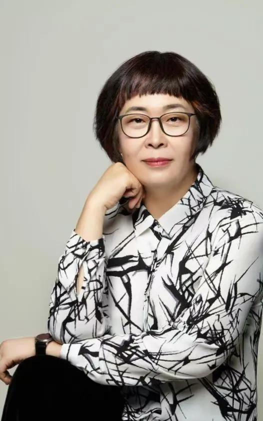张越1965年生于北京，毕业于首都师范大学中文专业。她起初从事编剧工作，后跨界主