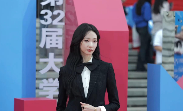 张艺凡，帅一脸！这大长腿，不穿裙子都可惜了！

第32届大学生电影节青春之夜红毯
